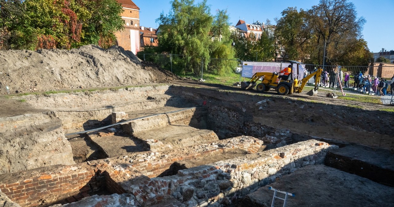 Na terenie dawnego kościoła odkryto już wiele ciekawych obiektów. Naukowcy spodziewają się, że odnajdą tam też krypty średniowiecznych dostojników. /PAP/Tytus Żmijewski /PAP