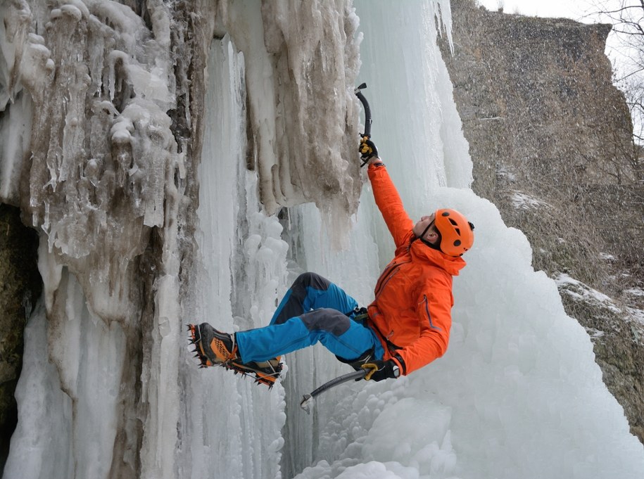 Taka atrakcja zdarza się tylko przy silnych mrozach. W Kielcach powstaje lodospad