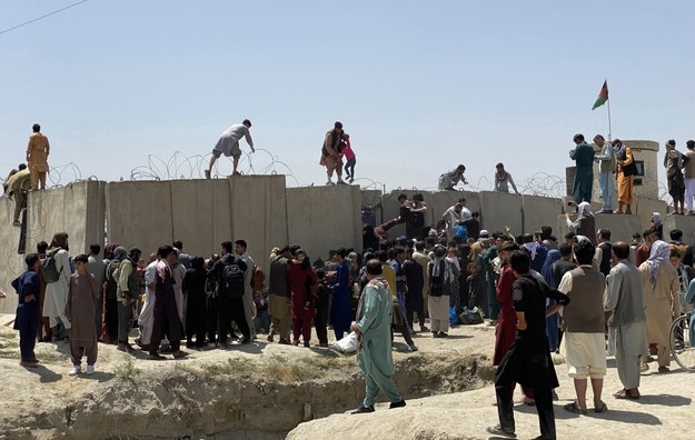 Na terenie lotniska zebrało się kilkuset cywilów afgańskich, starając się uciec z kraju przed talibami /STRINGER /PAP/EPA
