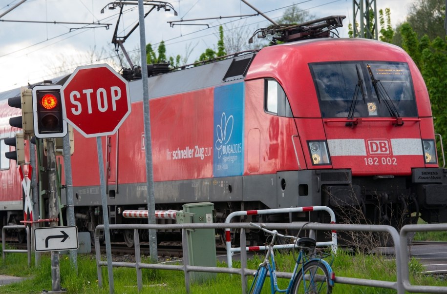 Na tory wyjedzie tylko jedna trzecia pociągów dalekobieżnych i od 15 do 60 proc. pociągów regionalnych /PATRICK PLEUL  /PAP/EPA