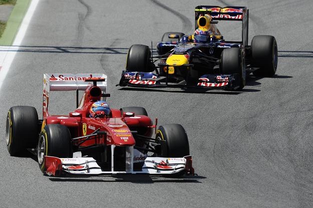 Na torze Catalunya Fernando Alonso z Ferrari jechał przed Markiem Webberem z Red Bulla. /AFP