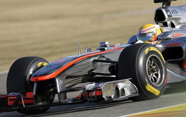 Na torze w Walencji McLaren testował nowe ogumienie w starym bolidzie /AFP