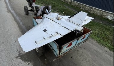 Na traktor z nim! Znalazł rosyjski dron, załadował na przyczepę i zabrał do domu