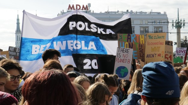Na transparentach - hasła o zielonej energii, czy odejściu od węgla i plastiku. /Jakub Rutka /RMF FM