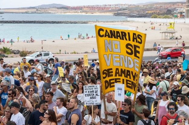 Na transparentach, z którymi pojawili się protestujący, widniały m.in. hasła: "Wyspy Kanaryjskie pękają w szwach!", "Archipelag ma swoje limity!" /PAP