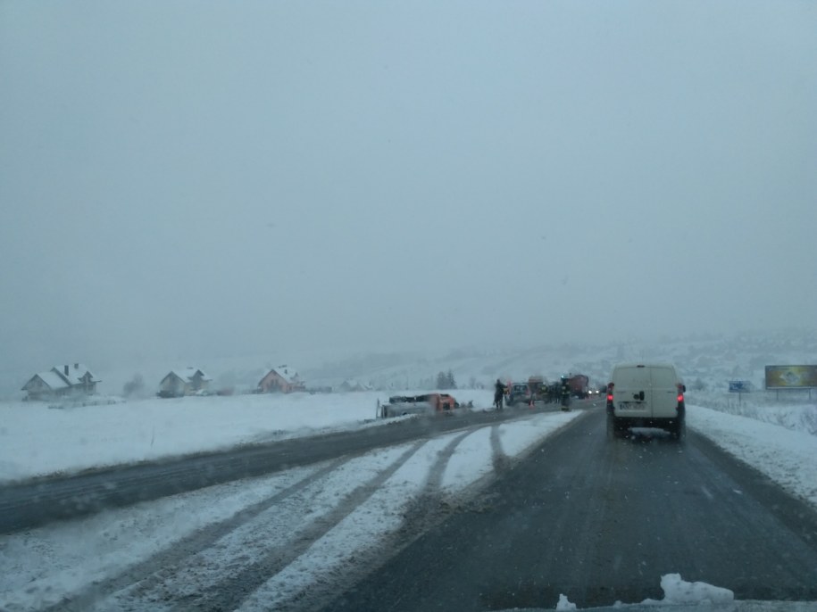 Na trasie 969 Nowy Targ - Nowy Sącz w miejscowości Kluszkowce na podjeździe pod górę cysterna zjechała z drogi i wpadła do rowu /Gorąca Linia RMF FM