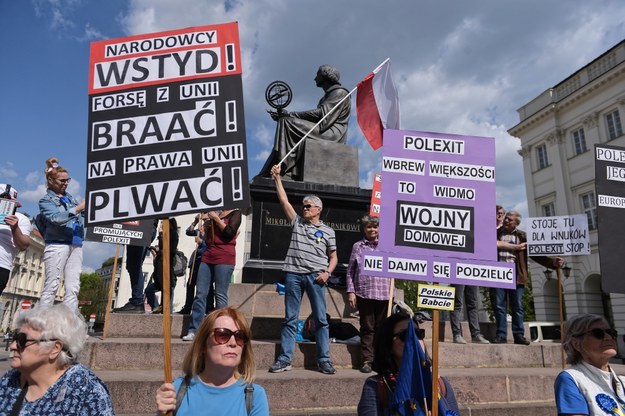 Na trasie marszu, przed pomnikiem Mikołaja Kopernika na Krakowskim Przedmieściu ustawiła się kilkudziesięcioosobowa grupa kontrmanifestantów /Marcin Obara /PAP