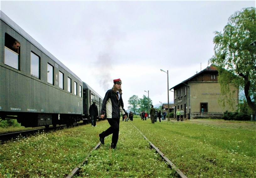 Na trasie Nowy Sącz - Chabówką kursują tylko pociągi retro oraz sporadyczne składy towarowe do kamieniołomu w Klęczanach /Marek Lasyk  /East News
