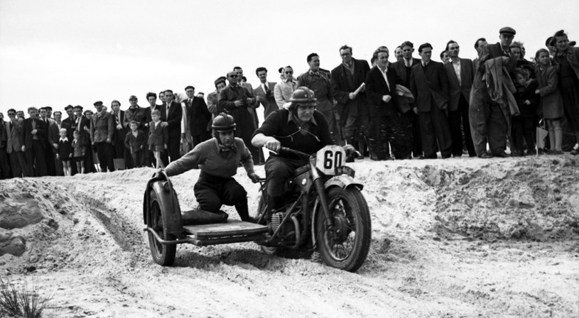 Na trasie wyścigu sidecarów motocykl BMW model R-12. Był to jeden z najpopularniejszy motocykli Wehrmachtu. Po wojnie z posłużył do zmagań sportowych /Archiwum Tomasza Szczerbickiego
