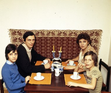 Na trzecim roku studiów Lipińska wyszła za mąż za starszego o siedem lat operatora filmowego, Krzysztofa Winiewicza. "Zdecydowałam się wyjść za mąż, żeby wreszcie móc nie wrócić do domu na noc" - wspominała w żartach. Na temat tego związku wiele więcej nie mówi, ale raczej nie był to książkowy romans.

Swojego obecnego męża, aktora i reżysera Macieja Englerta, poznała przy pracy nad "Dwoma teatrami" Szaniawskiego: ona grała Lizelottę, a on - zakochanego w niej Chłopca z Deszczu. Są małżeństwem od ponad 50 lat.

Para ma dwójkę dzieci: Michał Englert jest znanym operatorem filmowym, stałym współpracownikiem i współtwórcą filmów Małgorzaty Szumowskiej. Córka Anna jest absolwentką Akademii Sztuk Pięknych i kostiumografką.