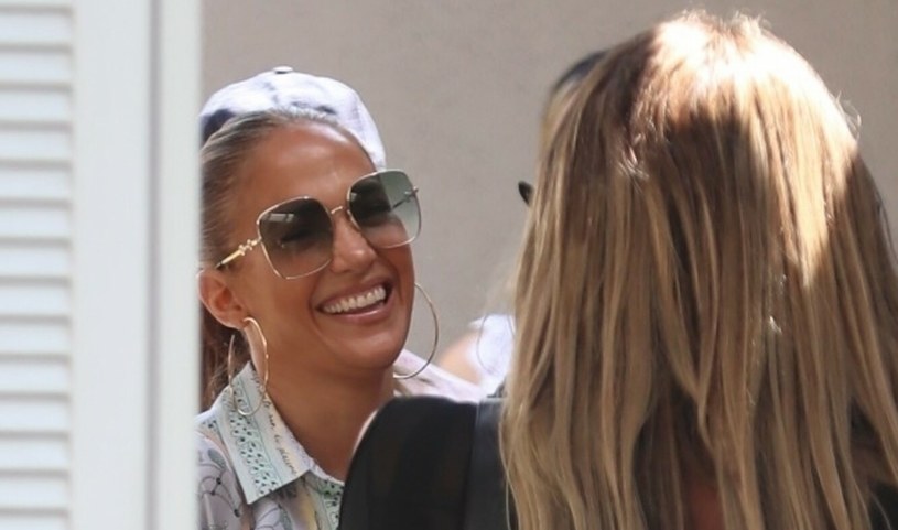 Na twarzy Jennifer Lopez ostatnio często widać uśmiech. Myślicie, że to dzięki związkowi z Benem Affleckiem? /BACKGRID /East News