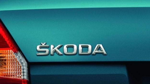 Na tylnej klapie Fabii i Roomstera pojawi się emblemat z pełną nazwą czeskiej marki. /Skoda