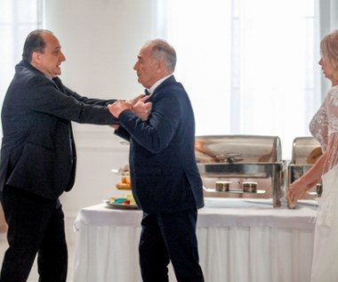 Na tym nie koniec, managerka restauracji oznajmia nowożeńcom, że kilku weselników zatruło się małżami. Karol za wszystko obwinia Sylwię, która jest jego odwiecznym wrogiem. W obronie kobiety staje jednak Marek (Maciej Tomaszewski), z którym Karol zaczyna się szarpać. 