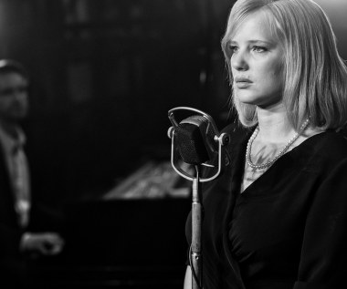 Na tym tle rozegra się historia wielkiej i trudnej miłości dwojga ludzi, którzy nie potrafią być ze sobą i jednocześnie nie mogą bez siebie żyć. Jednym z głównym bohaterów filmu będzie... muzyka, Stanowiąca połączenie polskiej muzyki ludowej z jazzem i piosenkami paryskich bardów minionego wieku.