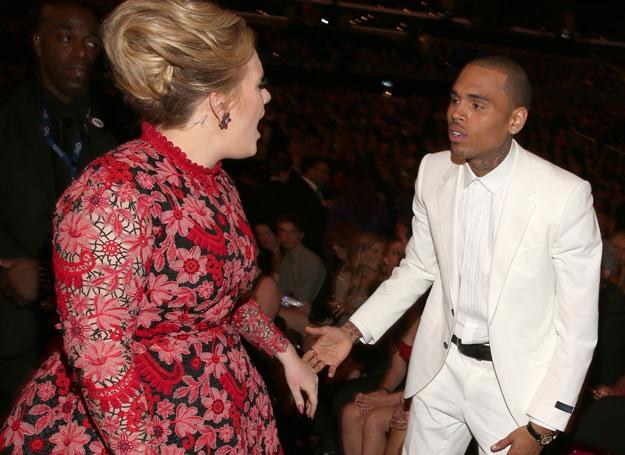 Na tym zdjęciu Adele komplementuje Chrisa Browna - fot. Christopher Polk /Getty Images/Flash Press Media