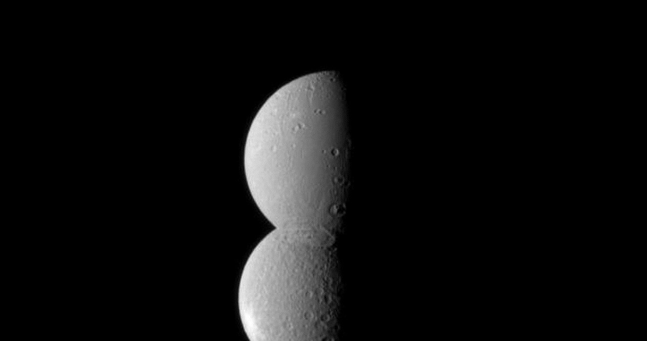Na tym zdjęciu Rhea i Dione wyglądają jakby były na stałe złączone /NASA