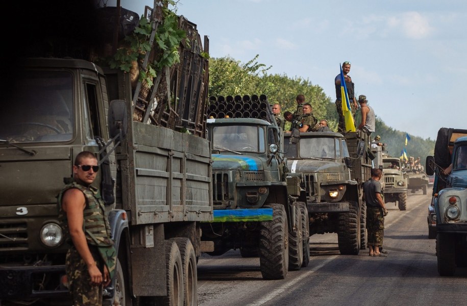 Na Ukrainę "miała wejść humanitarna kolumna z wojskami pokojowymi, by sprowokować konflikt na pełną skalę" /ROMAN PILIPEY /PAP/EPA