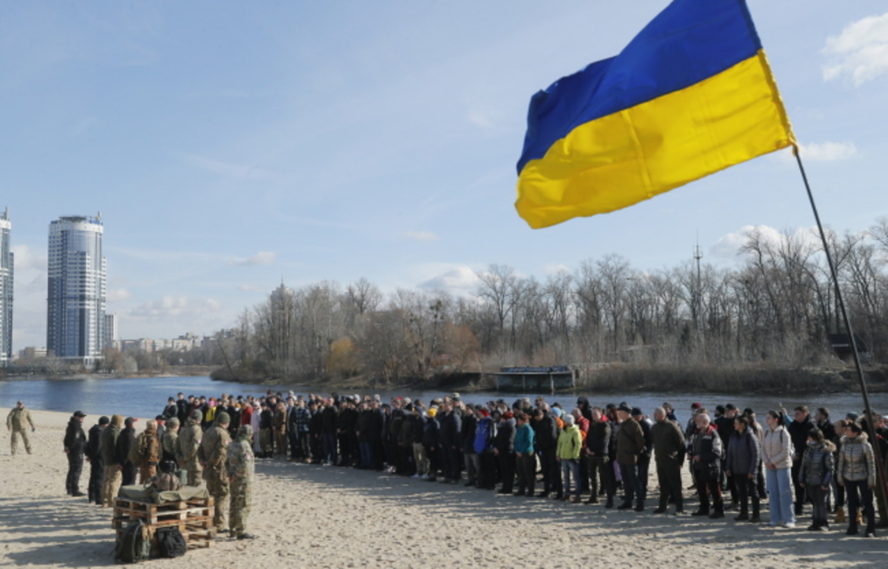 Na Ukrainie powstał niezbędnik ewakuacyjny dla uczniów. Co w nim jest?