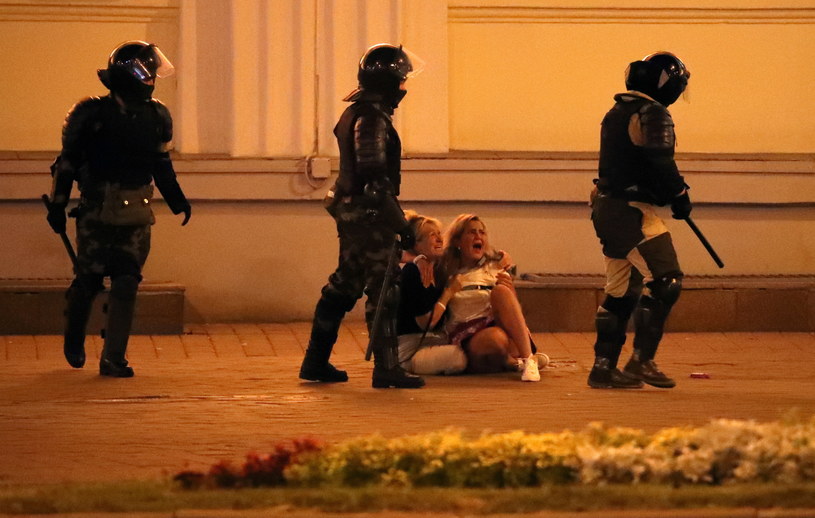 Na ulicach białoruskich miast milicjanci dławią protesty /PAP/EPA