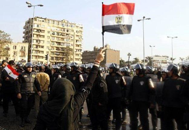 Na ulicach Kairu zamieszki. Serwisy społecznościowe pomagają w walce z władzą /AFP
