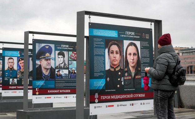 Na ulicach Moskwy prezentowana jest wystawa z twarzami rosyjskich żołnierzy walczących w Ukrainie /YURI KOCHETKOV /PAP/EPA