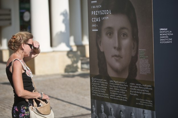 Na ulicach Warszawy otwarta została wystawa plenerowa pt. "Wołyń 1943. Wołają z grobów, których nie ma". Stanęła przed siedzibą Stowarzyszenia Wspólnota Polska przy Krakowskim Przedmieściu. /Rafał Guz /PAP