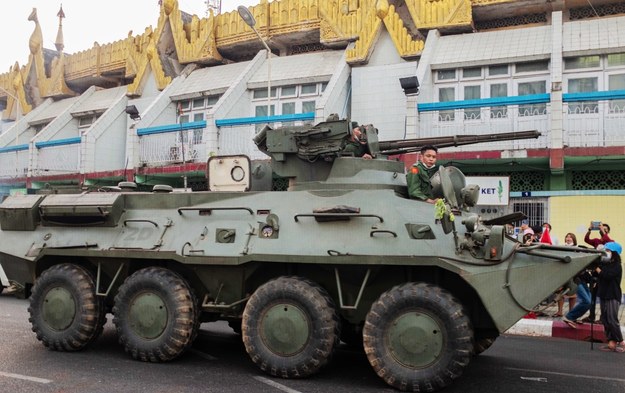 Na ulicach wielu miast w Birmie pojawiły się pojazdy opancerzone /MAUNG NYAN /PAP/EPA