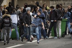 Na ulice Paryża wyszły tysiące nastolatków