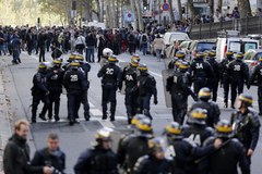 Na ulice Paryża wyszły tysiące nastolatków