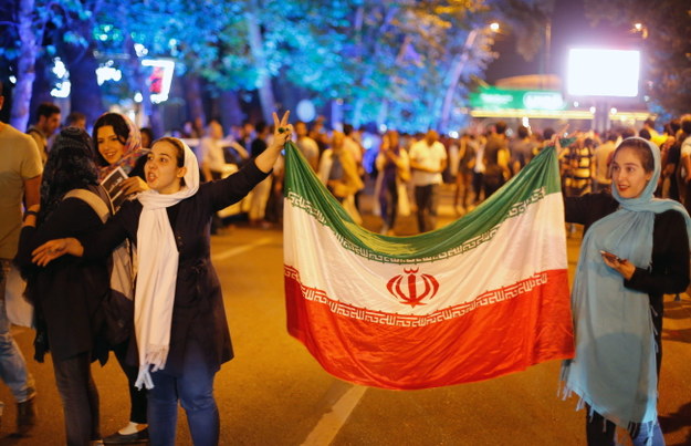 Na ulice Teheranu wyszły setki Irańczyków, by świętować podpisanie porozumienia /Abedin Taherkenareh   /PAP/EPA