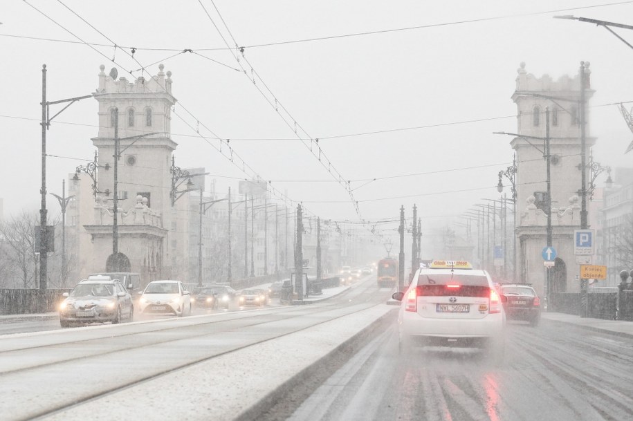 Na ulice Warszawy musiały wyjechać... posypywarki /Paweł Supernak  /PAP