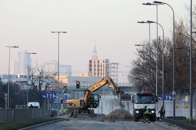 Na ulicy Powsińskiej na wysokości Idzikowskiego zapadła się nawierzchnia. Dziura ma średnicę około 5 metrów i jest głęboka na kilka metrów /Leszek Szymański /PAP