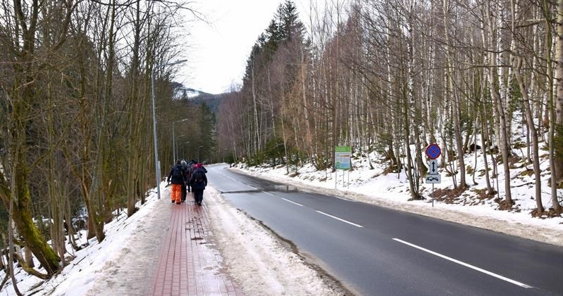 Na ulicy Strażackiej w Karpaczu podobno występuje zaburzenie pola grawitacyjnego. /Albin Marciniak /East News