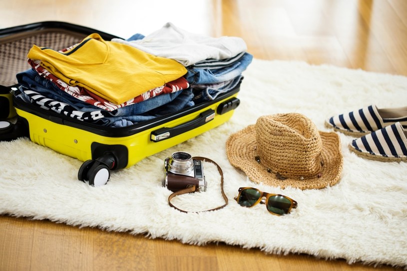Na urlop warto zapakować ubrania w żółtym kolorze /123RF/PICSEL