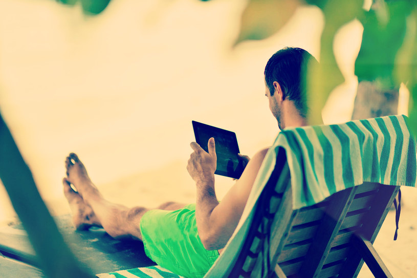 Na urlopie lepiej korzystać z sieci komórkowej niż punktów z Wi-Fi /123RF/PICSEL