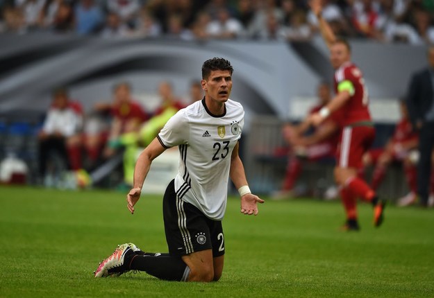 Na Veltins Arenie często gości reprezentacja Niemiec (tu Mario Gomez). 4 czerwca 2016 r. grała tu sprawdzian z Węgrami, przed Euro 2016. /AFP