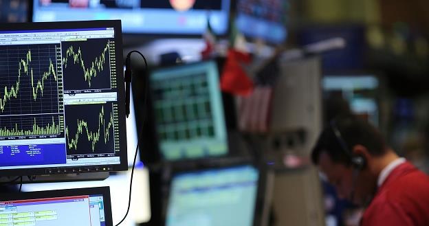 Na Wall Street nerwowo i spadki, Dow poniżej 15 tys. punktów /AFP