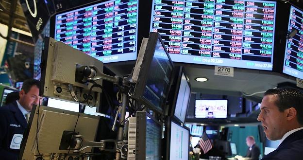 Na Wall Street, po ostrej wyprzedaży, indeksy zakończyły dzień na plusie /AFP