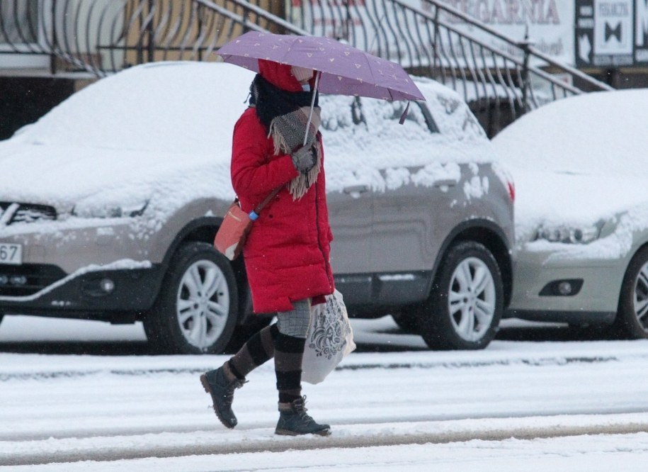 Na Warmię i Mazury wróciła zima. Intensywne opady śniegu w Olsztynie 6 kwietnia /Tomasz Waszczuk /PAP/EPA