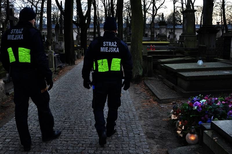 Na warszawskich Powązkach po naszej interwencji pojawiło się więcej patroli /Krzysztof Berenda /RMF FM