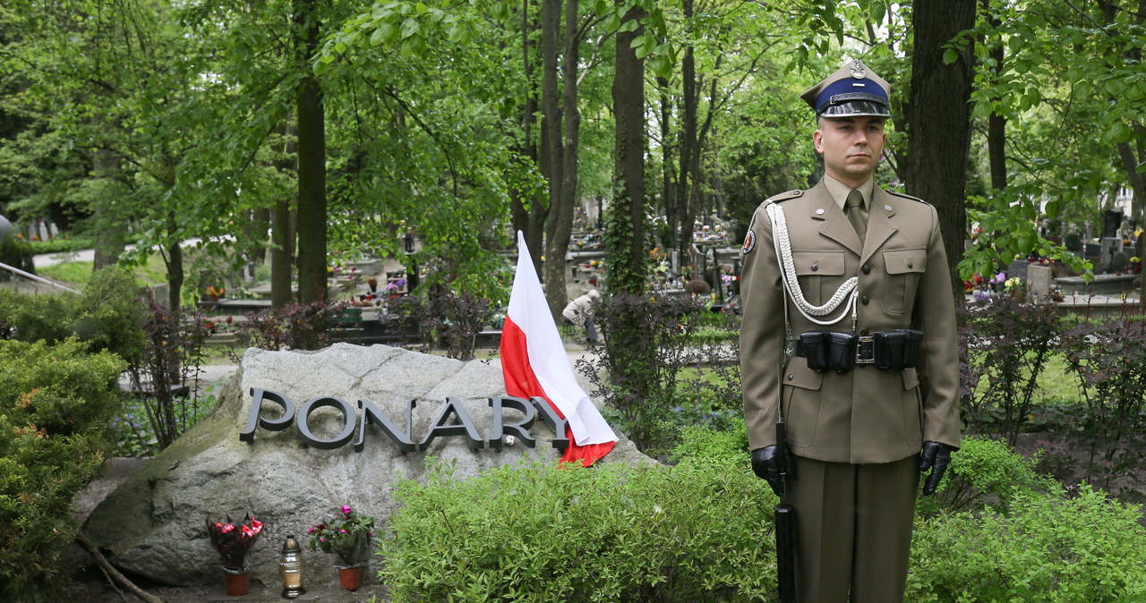 Na warszawskich Powązkach uczczono pamięć ludności polskiej i żydowskiej zamordowanej w latach 1941-44 w Ponarach - obecnie dzielnicy Wilna - przez oddziały SS, policji niemieckiej i kolaboracyjnej policji litewskiej. /Paweł Supernak /PAP