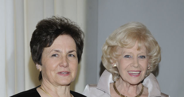 Na warszawskich salonach Danuta Wałęsa chętnie pozuje do zdjęć z gwiazdami. Tu z Krystyną Loską. /Jarosław Antoniak /MWMedia
