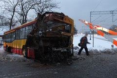 Na warszawskim Tarchominie pociąg wjechał w autobus