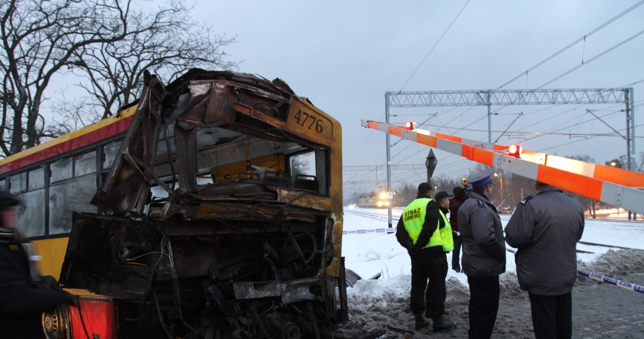 Na warszawskim Tarchominie pociąg wjechał w autobus