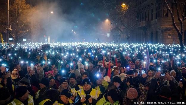 Na Węgrzech ludzie protestują przeciwko "ustawie niewolniczej" /Deutsche Welle