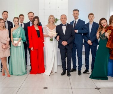 Na weselu zjawia się nieproszony gość w postaci Sylwii Koneckiej (Edyta Herbuś), szefowej redakcji gazety, z którą Karol nie ma dobrych relacji. 