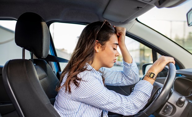 Na widok drogówki zamienił się miejscami z pasażerką. Był pijany.