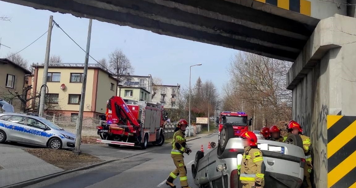 Na widok patrolu kierowca tak gwałtownie nacisnął  hamulec, że stracił panowanie nad autem /Policja