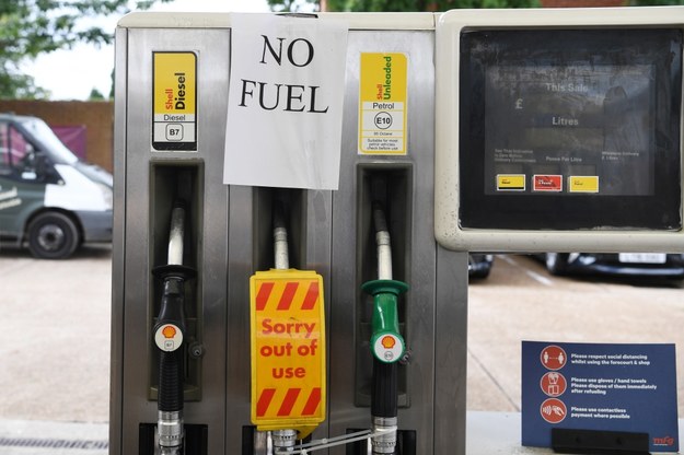 Na wielu brytyjskich stacjach brakuje paliwa /	FACUNDO ARRIZABALAGA /PAP/EPA