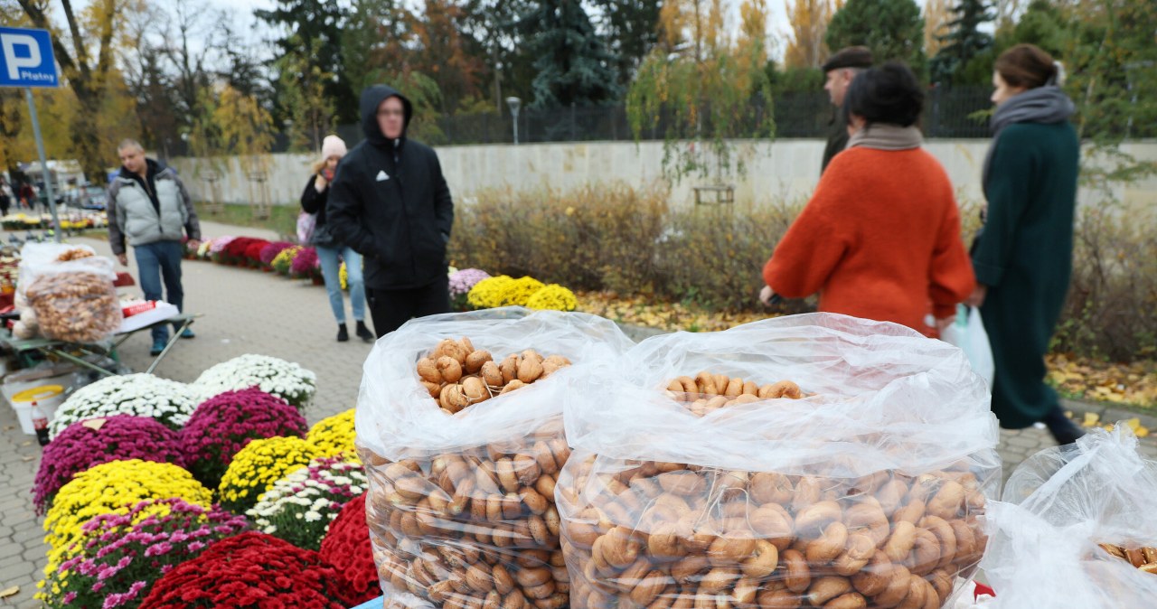 Na wielu cmentarzach w Polsce spotkasz obwarzanki i oponki. /Wojciech Olkusnik/East News /East News